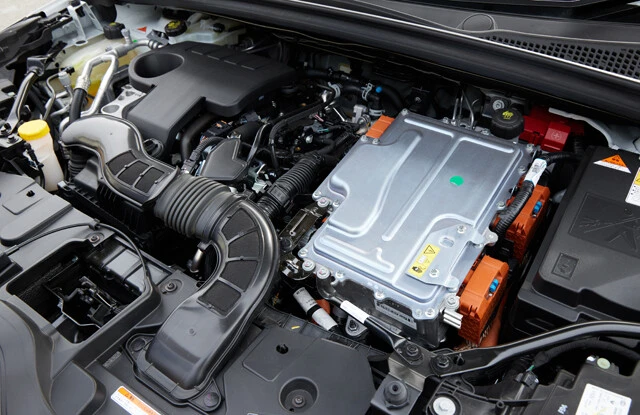 パワーユニットは1.6リットル直4エンジン、ふたつのモーター、そしてドッグクラッチマルチモードATで構成される