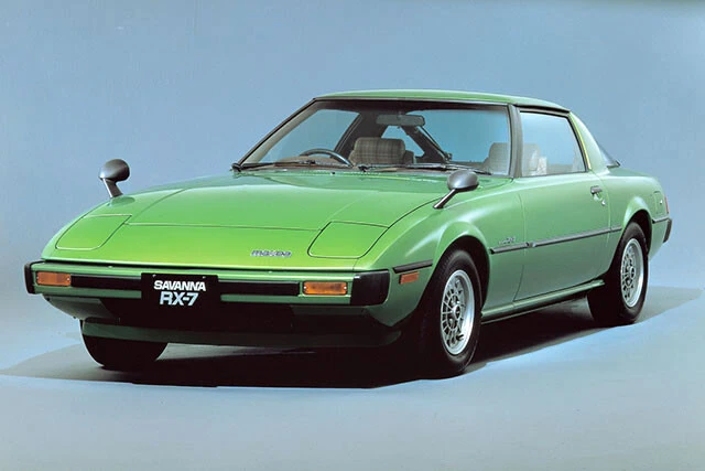 ロータリーの名車②マツダ「サバンナRX‐7」1978年に誕生した初代はサバンナRX-7と呼ばれていた。ロータリーの性能を発揮し、高回転まで軽やかに吹き上がることで有名だった