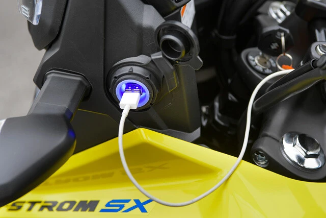 インパネ左側にスマホなどの充電に便利なUSBソケットを標準装備する