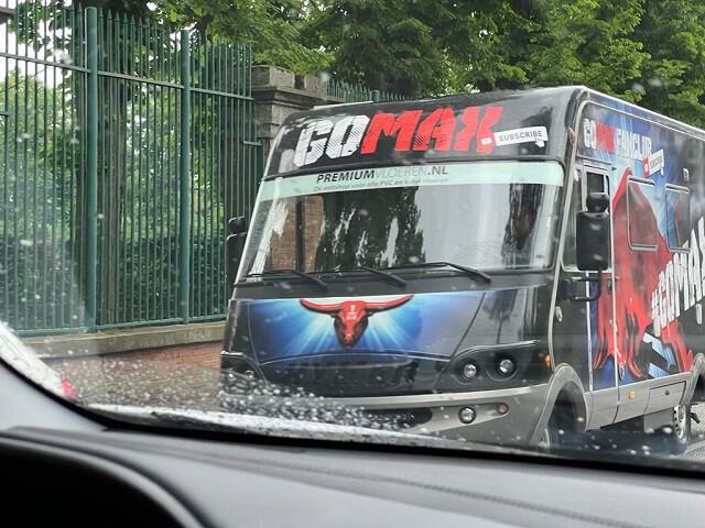 オランダから観戦に来た観客のキャンピングカー