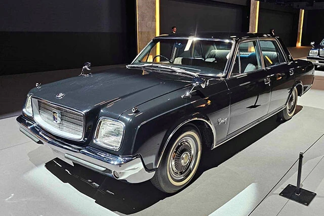 1967～1997年　初代 センチュリー。初代のボディサイズは全長4980㎜×全幅1890㎜×全高1450㎜。エンジンはV8の3L