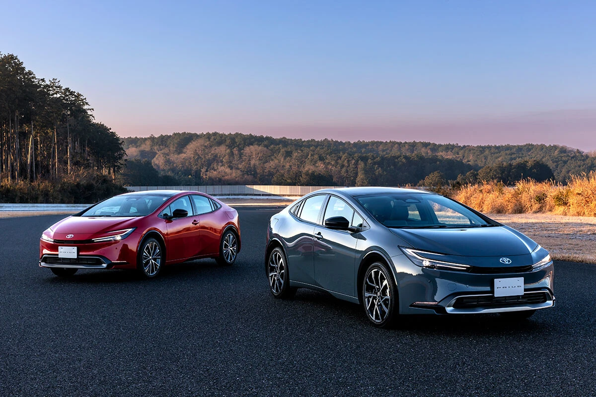 1月10日に発売した（左）HEV（価格275万～392万円）、3月15日に発売する（右）PHEV（460万円）に注文が殺到。HEVの年内分はすでに完売のウワサも……