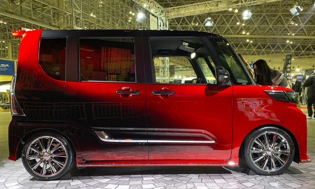 ボディカラーはフロントがレッド、リアに向かってブラックに。車高も下げている