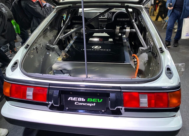 後部にはレクサスのエンブレムが輝くバッテリーが鎮座。EVだがMT仕様になっている