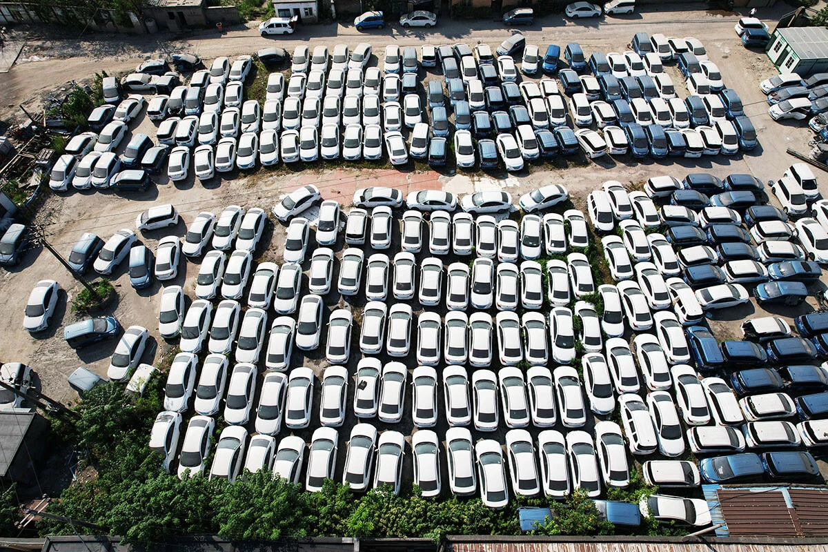 実は数年前から中国各地で増殖しているのがこのEV墓場。大量のEVが放置プレイの状態に……。エコとは何かを考えさせられる