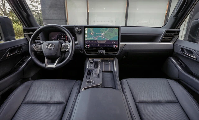 上質感と機能性を両立させた内装。シートは乗員の疲労軽減を考慮し、開発されたという専用シートを装備