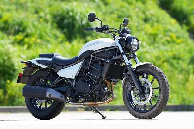 カワサキ　エリミネーター（SE）　価格：75万9000円（価格85万8000円）　水平ラインが際立つロー＆ロングデザインと低いシート高を実現。新作トレリスフレームは、カワサキの先進解析技術によって軽量化も達成