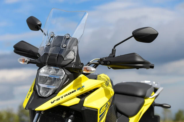 ナックルカバーを標準装備。これにより長距離のツーリング中の疲労も軽減