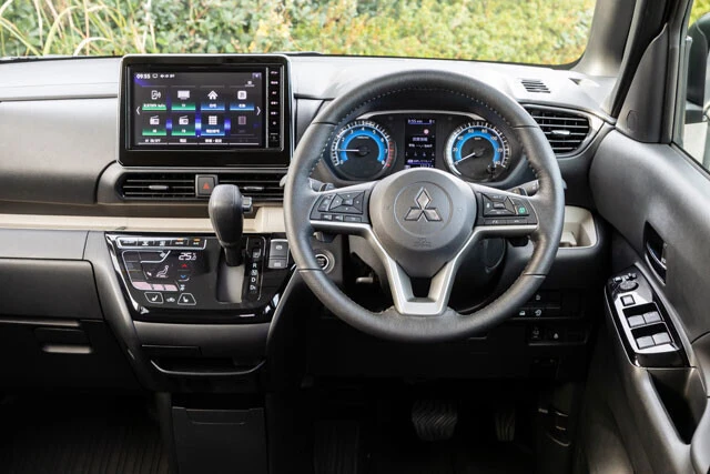 eKクロススペースから継承したコックピット。ワイルドさはさほど感じられないが、収納は豊富。実用性はすこぶる高い