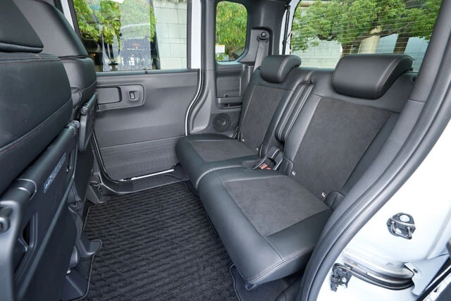 大人4名が乗っても窮屈な思いはしない。軽スーパーハイトワゴンの中では最大級