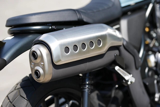 注目の的になるのが特徴的なアップタイプのマフラー。開発陣は「排気音も徹底チューニングしました!」と胸を張る