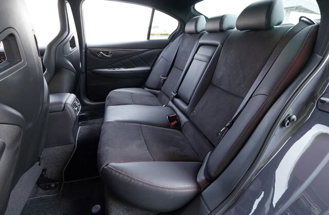 スカイラインニスモはセダンなので、後席は広々。家族持ちでも安心だ。ちなみにインテリアの基本色はブラック