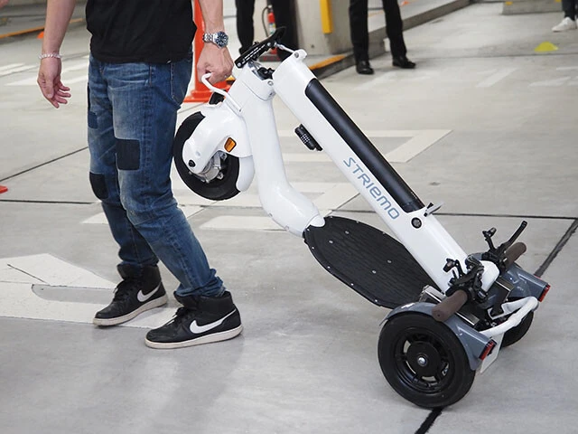 重量は24㎏。このように折り畳むと持ち運ぶことができる。森氏いわく「タクシーのトランクにも積むことができます」