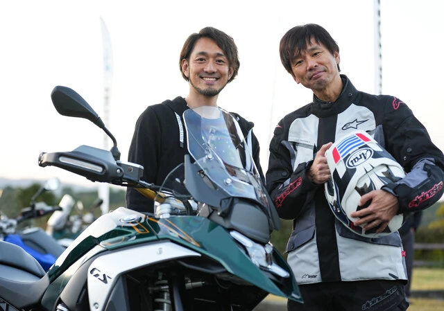 BMWモトラッドジャパンの佐伯 要GM(左)を直撃した青木氏(右)。佐伯氏はドイツ本社の開発陣から新型の座学を受け、試乗もしたという