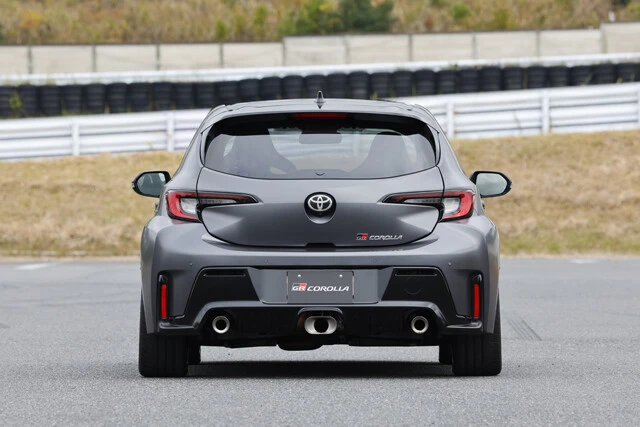 リアには3本出しのマフラーが輝く。サーキットで鍛えられ、剛性はベース車より大幅にアップ