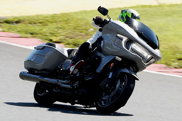 ハーレーダビッドソン「CVOロードグライド」価格　549万7800～621万2800円。新型はオメガシェイプのLEDライトに刷新された。サーキットの全開走行でも高い防風効果でチョー快適。長距離も疲れ知らず