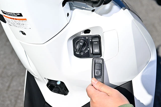 今回のテストで唯一の30万円オーバー車なので装備は充実。スマートキーやアイドリングストップ機構も備える