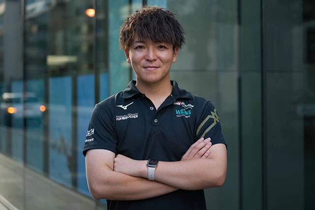 『グランツーリスモ』世界大会優勝後にプロレーサーになった男・冨林勇佑。彼はいかにしてゲームと現実の垣根を越えたのか？