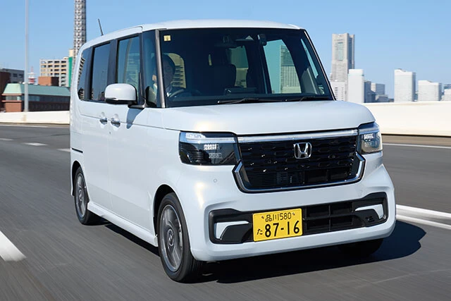 ホンダ N-BOXカスタム　価格：184万9100～236万2800円　高速道路の試乗では合流や追い越しのテストを行なったが、ターボモデルは文句のつけようがない走りを披露。遠出もこなせる