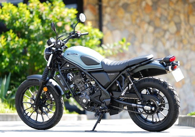 ボディサイズは全長2175㎜×全幅830㎜×全高1135㎜。車両重量172㎏。最小回転半径2.6m。燃料タンク容量12リットル