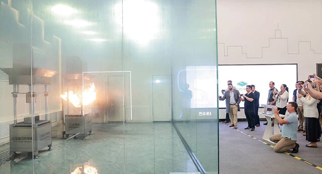 本社で行なわれた実演ではBYD自慢のブレードバッテリー(左)に太い針を突き刺し安全性をアピールしていた