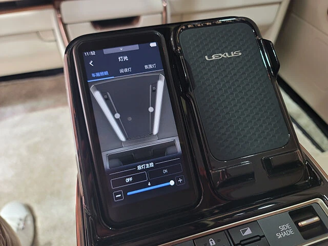 後部座席の照明や48インチのディスプレーなどの操作は、このスマホタイプのコントローラーで行なうという