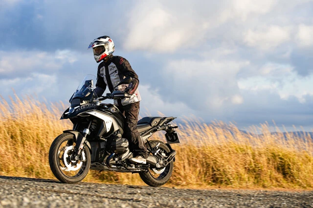 BMW R1300GS 価格:284万3000円~ フロント190㎜、リア200㎜のサスペンショントラベル(サスの作動量)を持ち、ダートの走破性は従来型と比較すると大幅に向上していたという