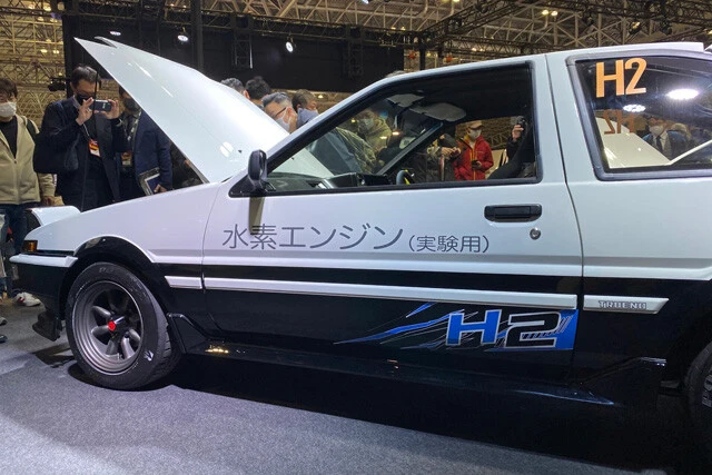 トレノも白と黒のツートン。こちらのボディサイドには「水素エンジン(実験用)」の文字が