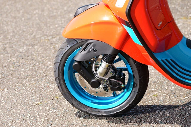 ボディだけでなくホイールにも専用ペイントが! フロントディスクブレーキはABS付きとなっている