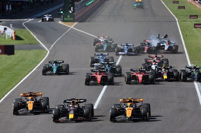 スタートでマクラーレンの2台に迫られたフェルスタッペンだが、1コーナーでトップの座を死守する。その後は独走で53周を走り抜け、トップでゴール