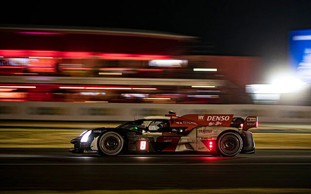 重いハンディを課せられたが、トヨタの8号車はレース終盤までフェラーリやキャデラックと首位を争った。王者のプライドを見た