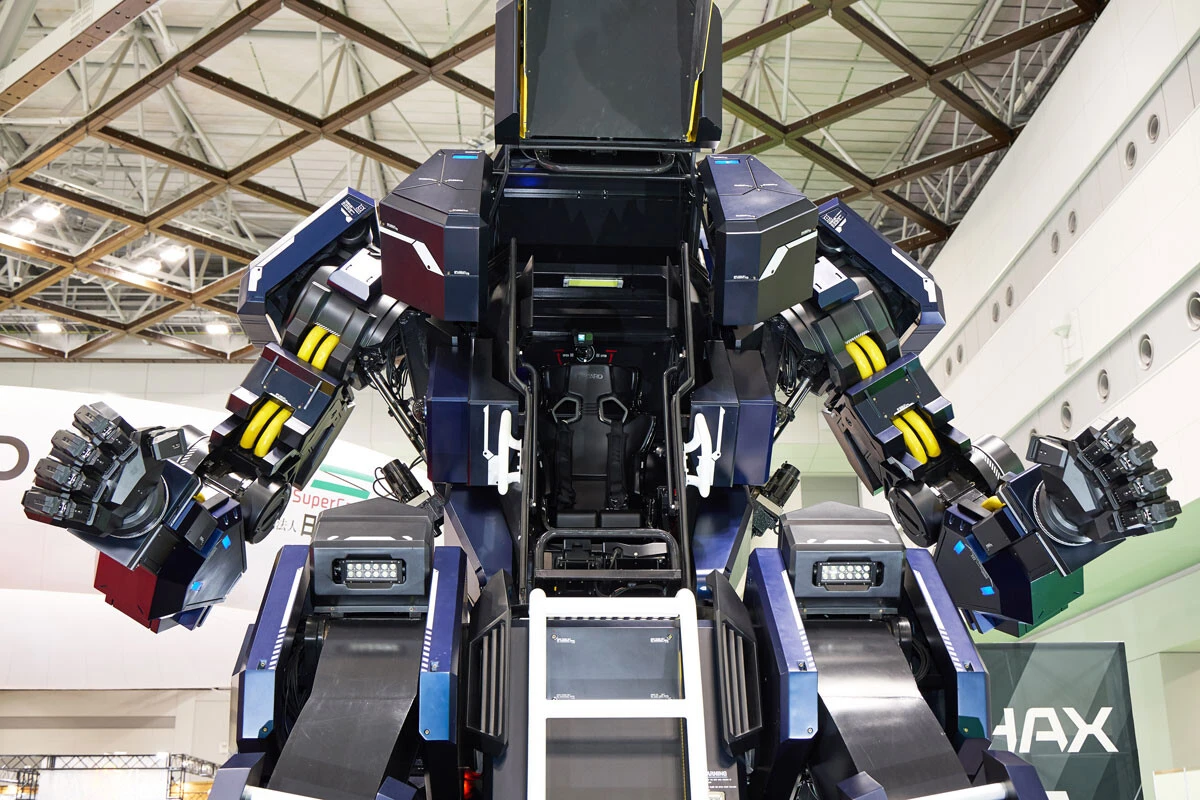 コックピットは機体の胸部にある。ちなみにシートは、4点式シートベルトを備えたレカロ製バケットシート