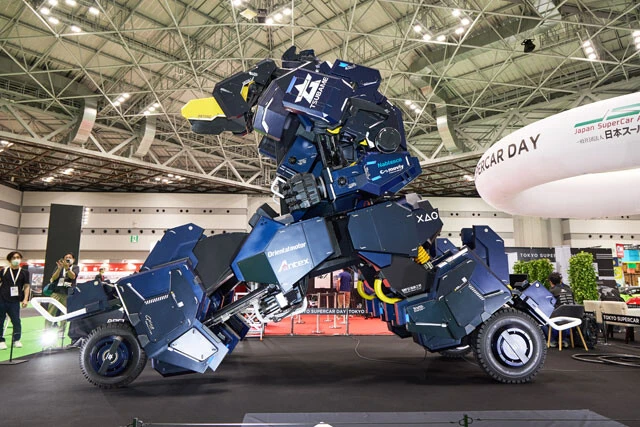 ビークルモードに変形するアーカックス。動力源は300VのバッテリーのEVだ。ちなみに後輪駆動車(FR)