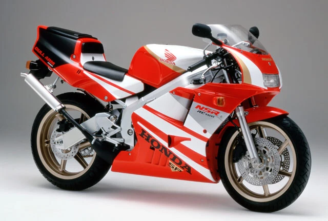 2サイクルのスーパースポーツバイクとして一世を風靡したホンダ「NSR250R」。写真は1990年に限定発売された「NSR250RSP」。現在も中古市場で鬼人気を誇る