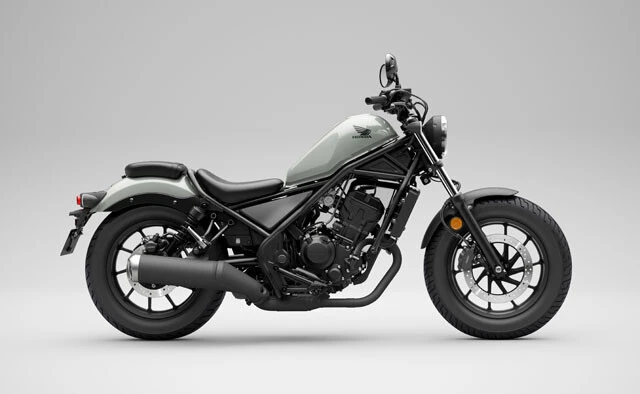 軽量で取り回しやすい車体サイズがバカウケ。2017年のデビューから爆売れを続けている軽二輪クルーザーモデル「レブル250」。価格61万500~64万9000円