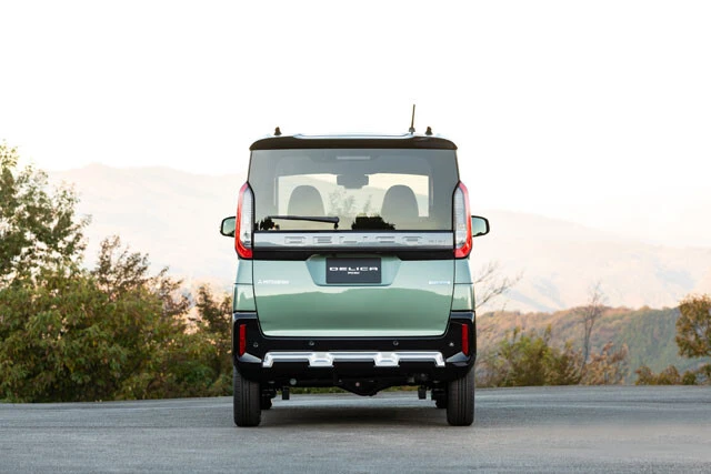 野性味が伝わってくるリア。4WDのサスは専用チューニングが施されている