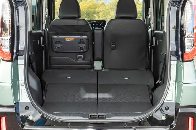 ご覧のように後席を倒せば、荷物もガシガシ積載できる