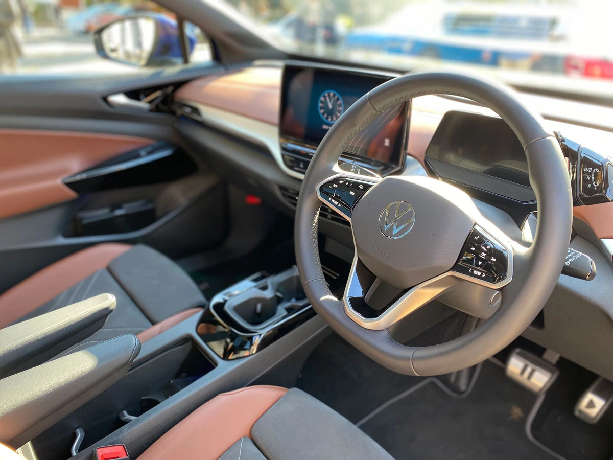 メーターパネルは液晶。ボディサイズは全長4585㎜×全幅1850㎜×全高1640㎜。航続距離はWLTCモードで618㎞