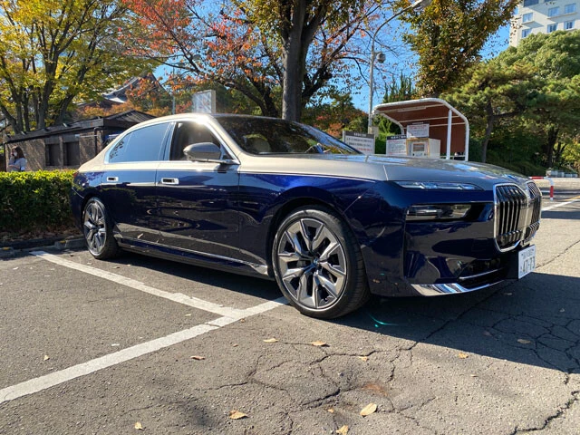 BMWのフラグシップEVセダン「i7」。ゴツ顔にも程がある顔面に注目が集まるが、ボディのデカさもハンパない