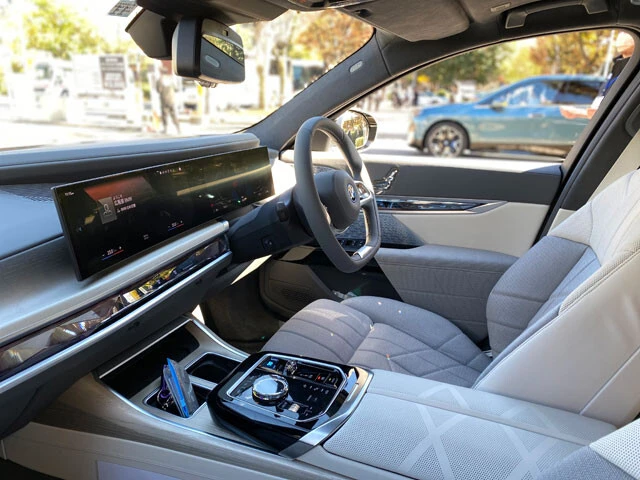 メーターとスクリーンを融合させた「カーブドディスプレイ」が目を引く。ボディサイズは全長5390㎜×全幅1950㎜×全高1545㎜。航続距離はWLTCモードで650㎞