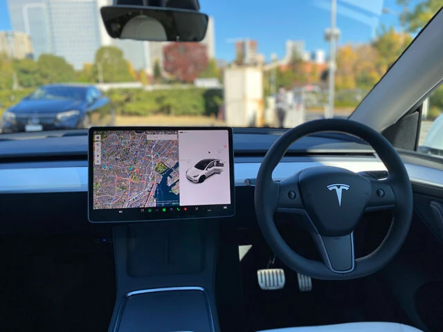 15インチのタッチパネルがコックピット中央に鎮座する。ボタン類はほぼ皆無で、このタッチパネルで灯火類などの操作も行なう