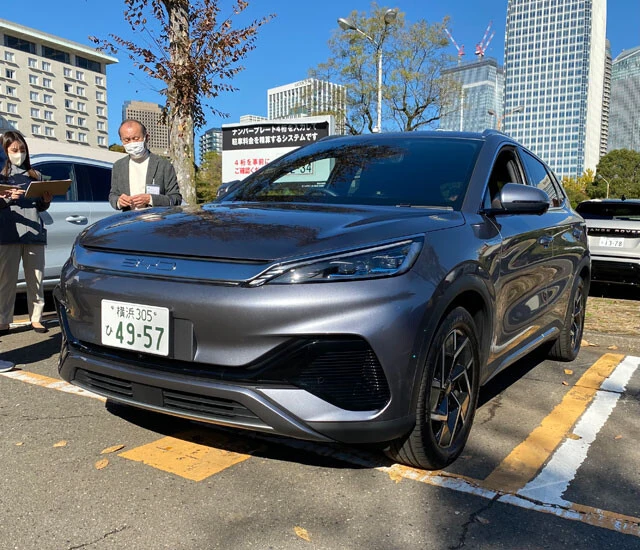 EV世界市場2位は中国のBYD。今年1月に日本上陸。写真はBYDが誇るコンパクトSUVのアットスリー。ちなみにBYDはバッテリーメーカーとして中国で創業。2003年からクルマの事業を展開するようになった新興メーカーだ。こちらも昨年11月に開催されたJAIA主催の試乗会で取材したもの