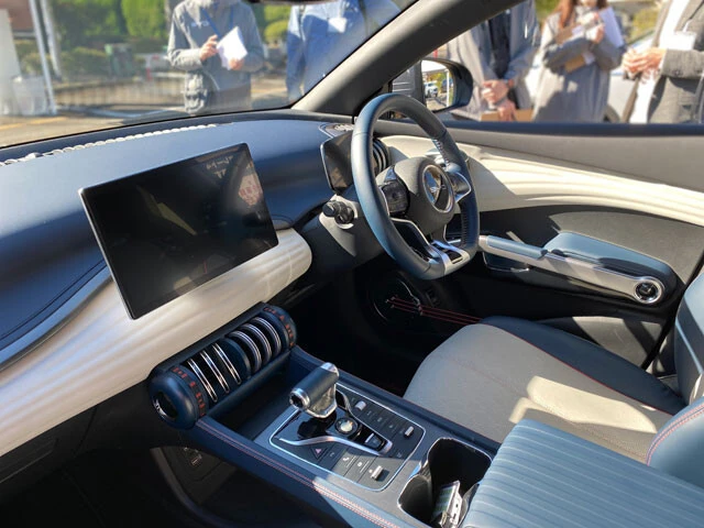 最大の注目は室内のデザイン。人間の筋肉がモチーフ。また、ドアポケットにはゴム製の弦が3本張られ、ギターの弦を表現しているという。日本で売れるか注目だ