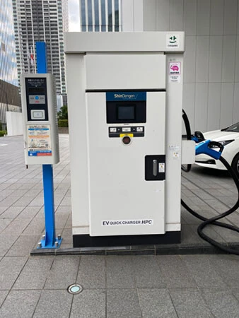 設置が進まない充電設備。EVを本格普及させるなら充電設備の整備は必須。だが、設置場所やランニングコストなど問題は山積。産学官が一体となり解決すべき課題だ