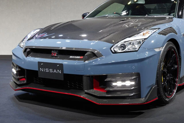 カーボン製エンジンフード(NACAダクト付)はニスモ専用の特別装備となる