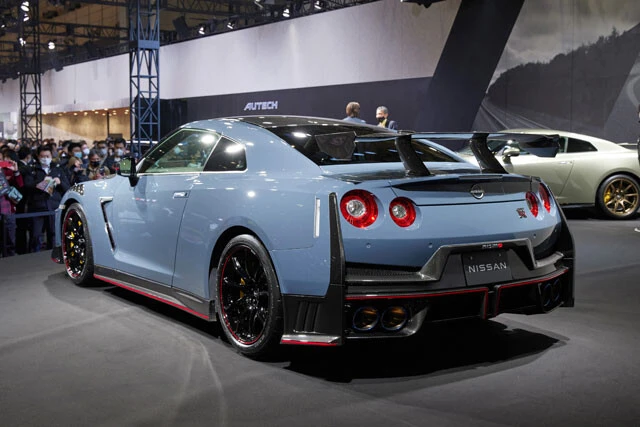 カーボンパーツの面積が増えた。どっからどう見ても迫力満点なデザインだ