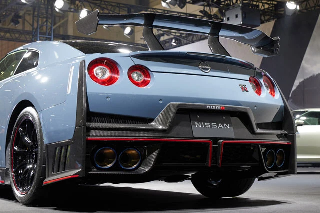 リヤウイングのステーは「スーパーGT」のGT500で主流となっているスワンネック形状を採用