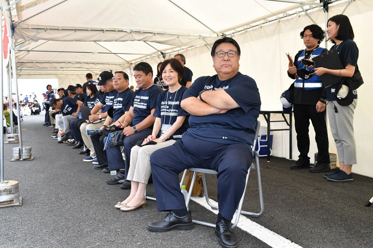 CN燃料での最高燃費はいかに? 「本田宗一郎杯エコチャレ」を見守る本田技研工業の倉石誠司取締役会長(手前)