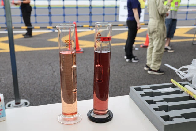 左が通常の燃料で右がCN燃料。内燃機エンジンをそのまま用いることのできるCN燃料は脱炭素の「切り札」になれるのか?