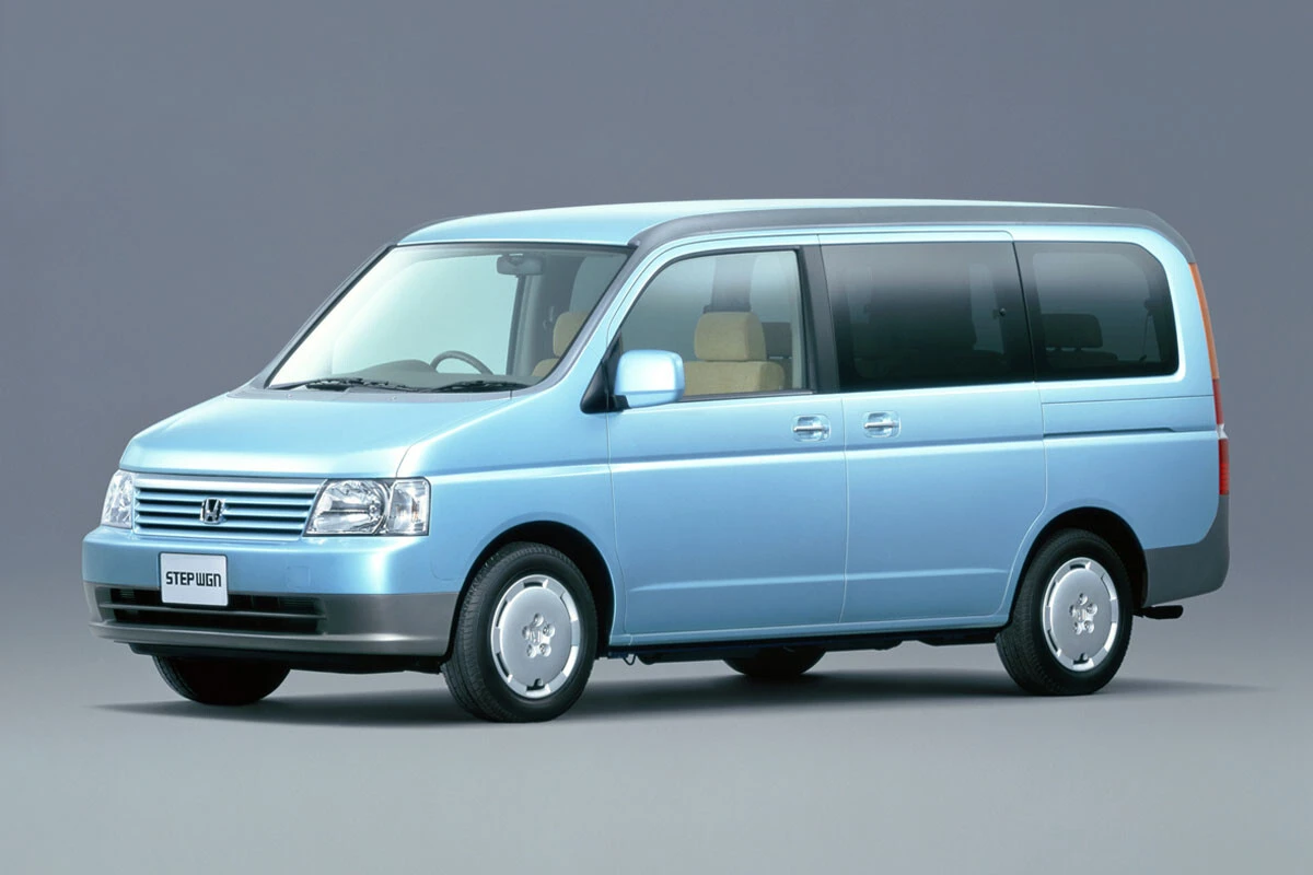 2001年にデビューしたホンダの2代目ステップワゴン。売れ筋グレードの価格は209万8000円